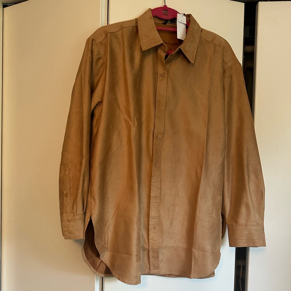 NWT BANANA REPUBLIC SUEDE SHIRT. IT IS GORGEOUS AND 100% ON TREND!!